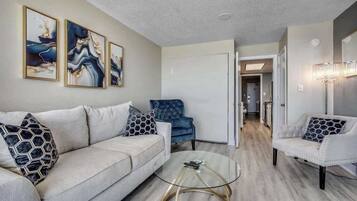 Televisie, een open haard en een kantoor