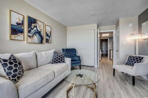 テレビ、暖炉、書斎 / ワークスペース