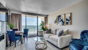 Televisie, een open haard en een kantoor