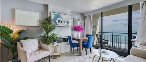 Televisio, takka, työhuone