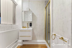 Shower, hair dryer, shampoo - Birkenhead Studio, Kings Cross, London (Greater London)