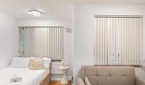 1 bedroom, iron/ironing board, WiFi, bed sheets - Birkenhead Studio, Kings Cross, London (Greater London)