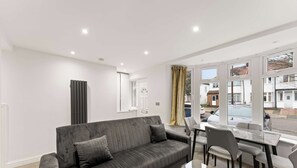 TV, offices - Tavistock Apartment, Perivale, London (Perivale)