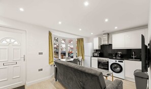 冷蔵庫、電子レンジ、オーブン、コンロ