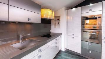 Réfrigérateur, micro-ondes, four, plaque de cuisson