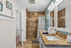 Hair dryer, towels - Emerald Escape - 3 Blocks to Beach (Panama City)