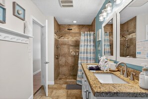 Hair dryer, towels - Emerald Escape 2 - 3 Blocks to Beach (Panama City)