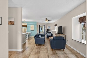 TV, DVD player, table football, computer monitors - Emerald Escape 2 - 3 Blocks to Beach (Panama City)