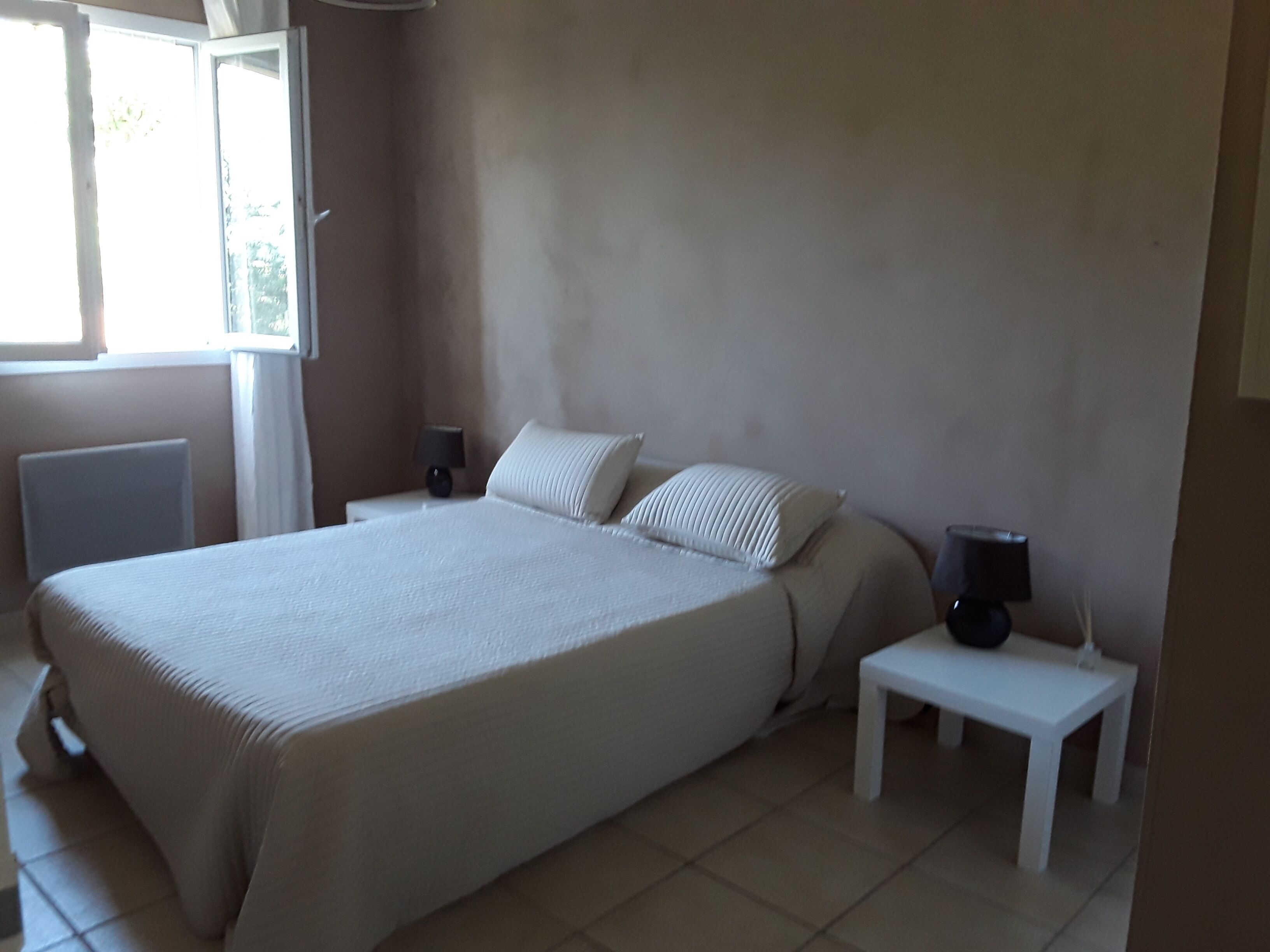 3 bedrooms, iron/ironing board, bed sheets