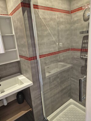 Shower, hair dryer - 2-4 person 2* cottage in sought-after neighborhood (Sanary-sur-Mer)