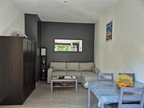 TV - 2-4 person 2* cottage in sought-after neighborhood (Sanary-sur-Mer)