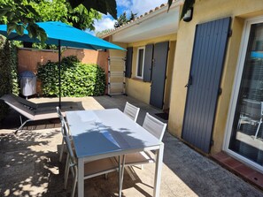 Outdoor dining - 2-4 person 2* cottage in sought-after neighborhood (Sanary-sur-Mer)