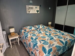 1 bedroom, iron/ironing board, Internet - 2-4 person 2* cottage in sought-after neighborhood (Sanary-sur-Mer)