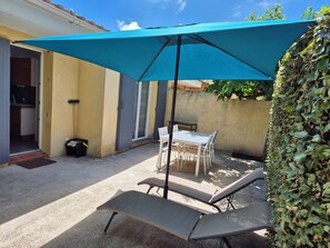 Outdoor dining - 2-4 person 2* cottage in sought-after neighborhood (Sanary-sur-Mer)