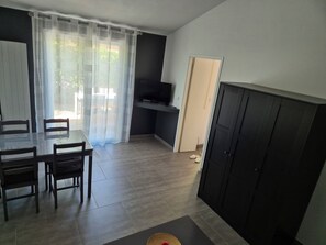 Dining - 2-4 person 2* cottage in sought-after neighborhood (Sanary-sur-Mer)