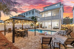 A heated pool - Tipsy Turtle | Heated Pool, FREE Golf Cart, 1min Beach, Game Room, Bunk Rooms (Miramar Beach)