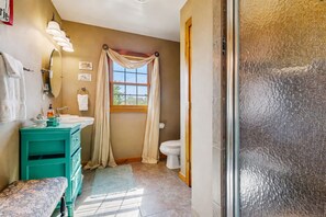 Unclassified image, 4 of 20, button - Luxury Group and Family Cabin w/ Lake Views (New Tazewell)