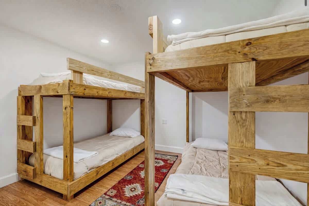 5 bedrooms, WiFi, bed sheets