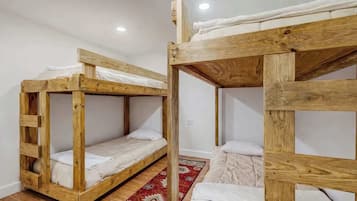 5 bedrooms, WiFi, bed sheets