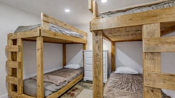 5 bedrooms, WiFi, bed sheets