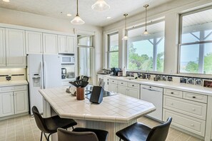 Fridge, microwave, oven, stovetop - Mainstay in Elk Rapids, splendid views and comfort (Elk Rapids)