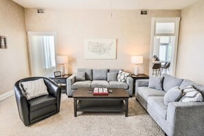 TV - Mainstay in Elk Rapids, splendid views and comfort (Elk Rapids)