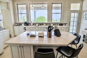 Fridge, microwave, oven, stovetop - Mainstay in Elk Rapids, splendid views and comfort (Elk Rapids)