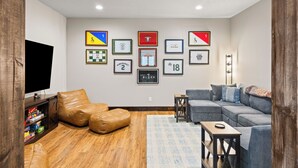 TV, fireplace - Wine Country Latitude. Northern Michigan Attitude (Suttons Bay)