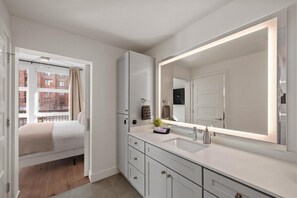 1 bedroom, desk, iron/ironing board, travel cot - Amenities |King bd| Pool| Hottub| Gym|Pking|Bowl (Salt Lake City)