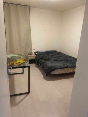 2 makuuhuonetta, silitysrauta/-lauta, Wi-Fi, vuodevaatteet