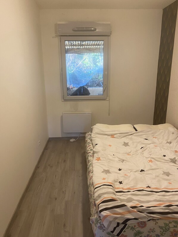 2 makuuhuonetta, silitysrauta/-lauta, Wi-Fi, vuodevaatteet