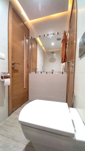 Dusche, Handtücher, Seife, Toilettenpapier