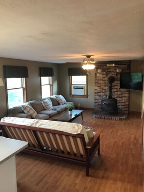 Living area - Spacious Family Home Near the Beach! (Wells)