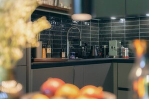 Fridge, oven, stovetop, dishwasher - Goodwood Lodge am See - Holiday home with sauna (Scharbeutz)