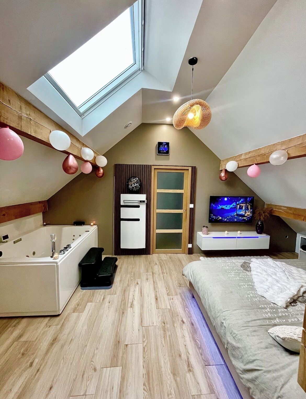 3 habitaciones, tabla de planchar con plancha, wifi y ropa de cama 