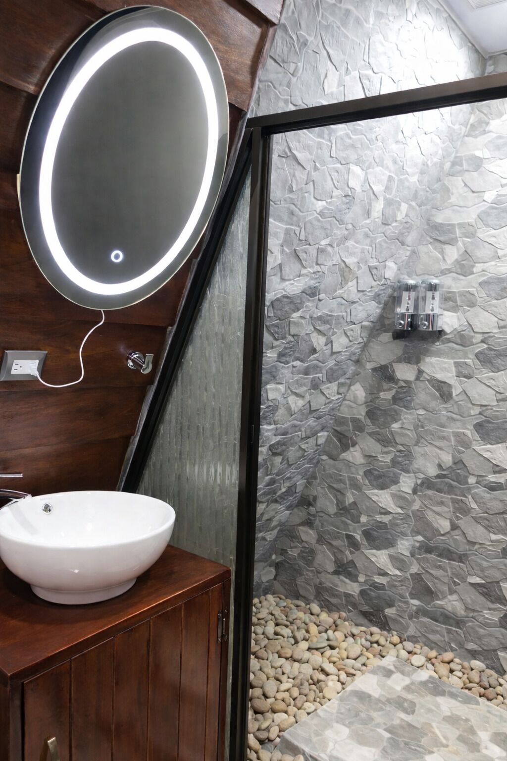 Sèche-cheveux, serviettes fournies, savon, papier toilette