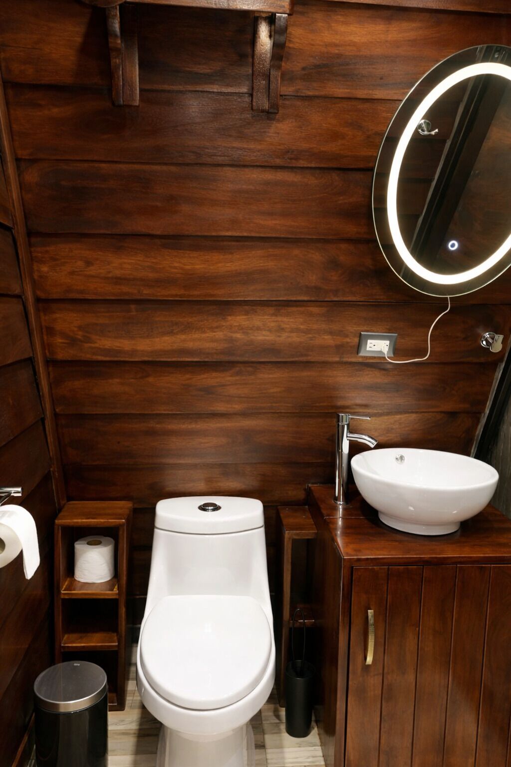 Secador de pelo, toallas, jabón y papel higiénico