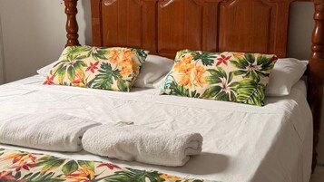 Apartamento família, vista para o pátio | Frigobar, escrivaninha, cortinas blackout, Wi-Fi de cortesia