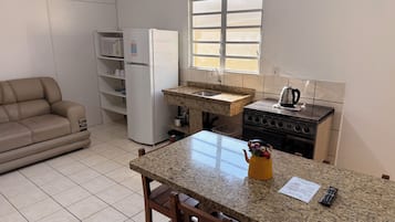 Apartamento familiar, vistas al patio | Cocina privada | Frigorífico, microondas, horno y placa de cocina