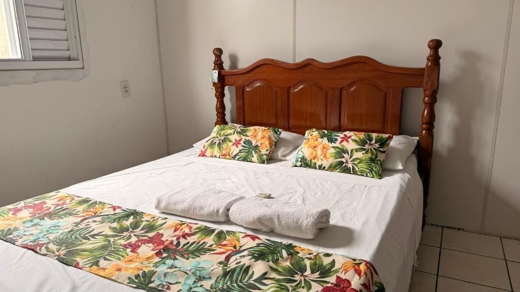 Apartamento família, vista para o pátio | Frigobar, escrivaninha, cortinas blackout, Wi-Fi de cortesia