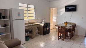 Apartament familiar, vistes al pati | Sala d'estar | Televisor de pantalla plana de 32 polzades amb canals digitals 