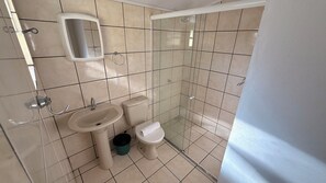 Căn hộ dành cho gia đình, quang cảnh sân vườn | Phòng tắm | Buồng tắm vòi sen, đồ dùng nhà tắm miễn phí, máy sấy tóc, khăn tắm 