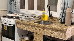 Standard-huoneisto, näköala pihalle | Yksityinen keittiö | Jääkaappi, mikroaaltouuni, uuni, liesi