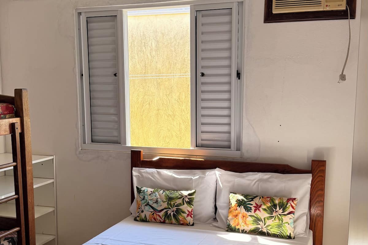 Apartamento familiar, vistas al patio | Minibar, escritorio, cortinas opacas y wifi gratis