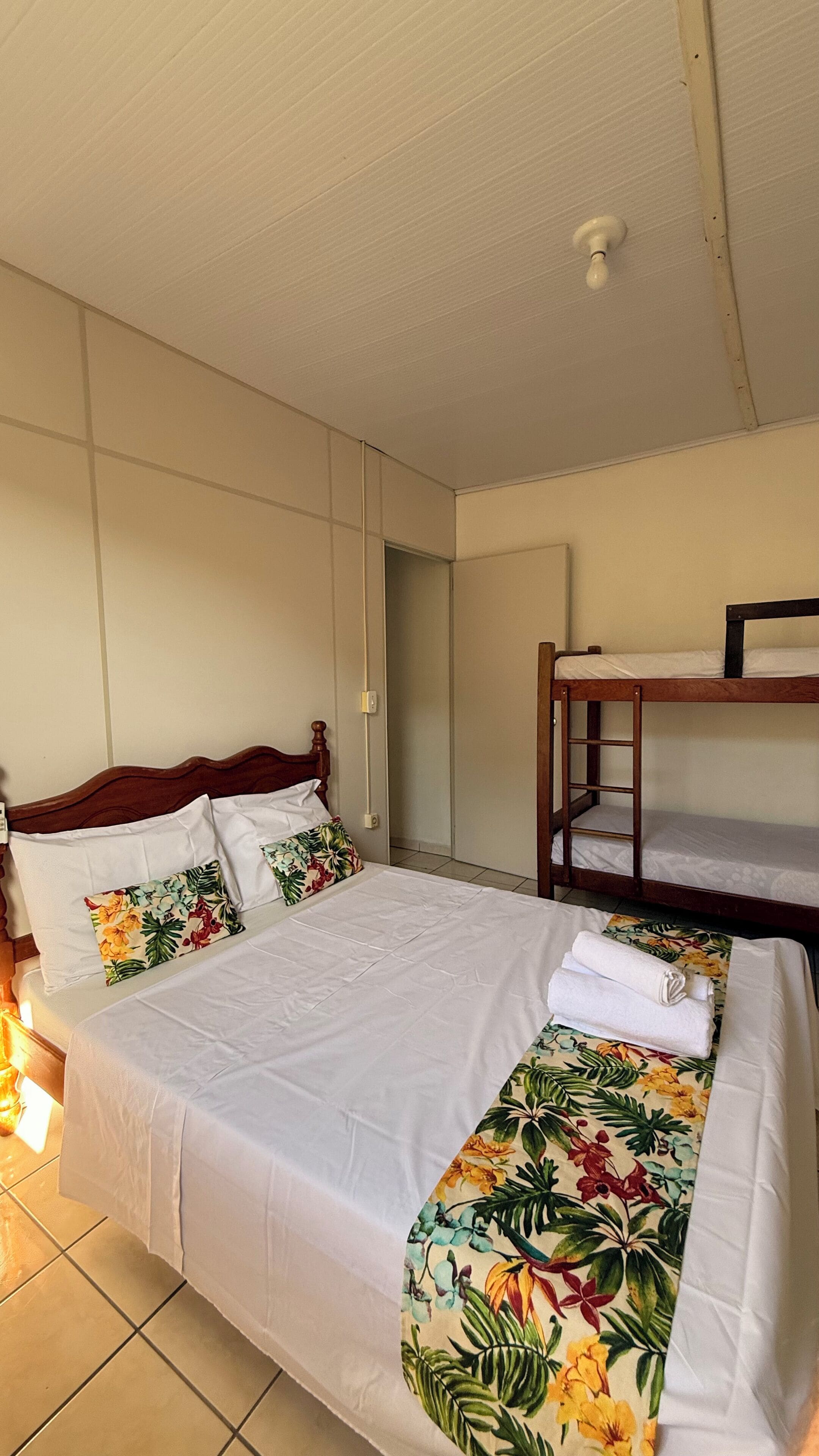 Minibar, escritorio, cortinas blackout y wifi gratis 