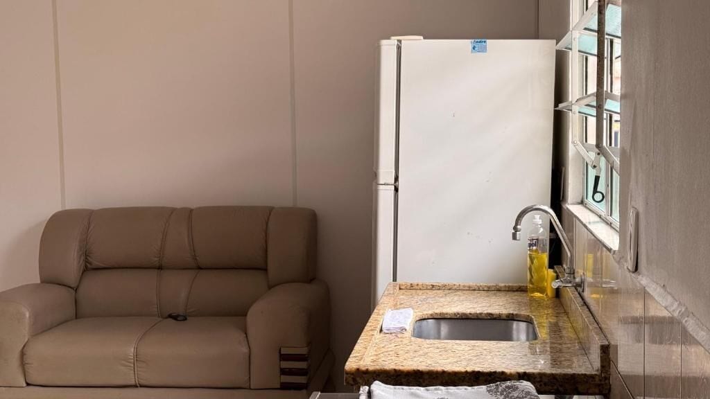 Apartamento família, vista para o pátio | Área de estar | TV de tela plana 32 polegadas com canais digitais