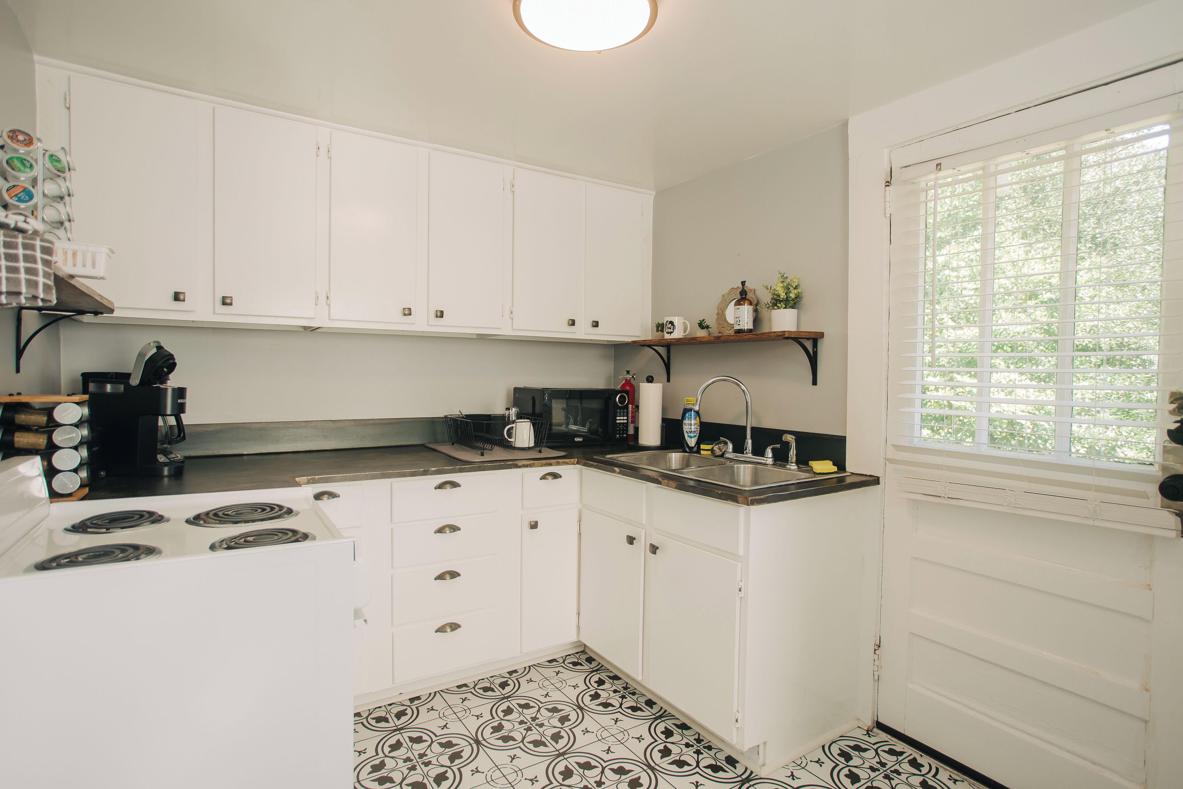 Køleskab, mikrobølgeovn, ovn, kogeplade