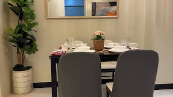 Apartemen, 1 kamar tidur, akses difabel, pemandangan kota | Ruang makan