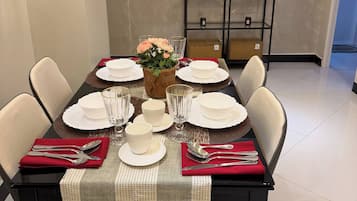 Apartment, 1 Bedroom, Accessible, City View | Dining room