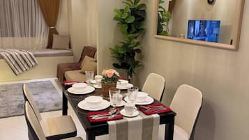 Apartment, 1 Bedroom, Accessible, City View | Dining room